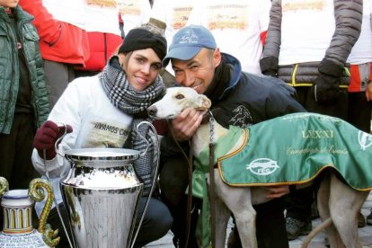 Leandro Pérez con su mujer Rebeca y su galgo ganador, Chaparra de Triki. DAVIZ PÉREZ