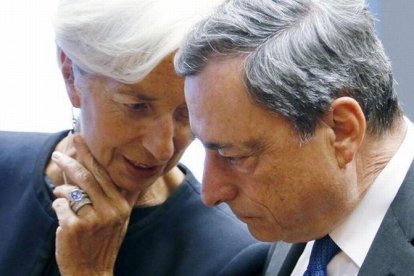 La directora gerente del FMI, Christine Lagarde, habla con el presidente del BCE, Mario Draghi, en Luxemburgo.