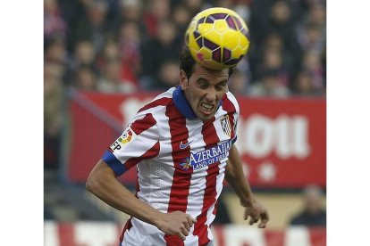 Godín remata de cabeza consiguiendo el tercer gol para su equipo.