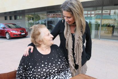 Ilda Concepción, con su hija Ilda Álvarez en el Centro Alzhéimer de León.