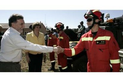 Alejo y Ruiz, ayer en Tabuyo, saludan a un miembro del operativo contra incendio. CARLOS S. CAMPILLO