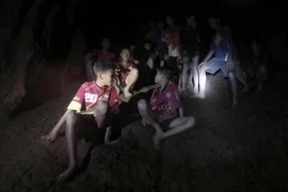 Encuentran a los 13 niños desaparecidos en Tailandia tras pasar nueve días en una cueva inundada.