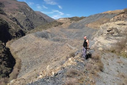 El alcalde pedáneo de Odollo, Antonio Fresnadillo, esta primavera ante la escombrera que ahora el río Cabrera. DL