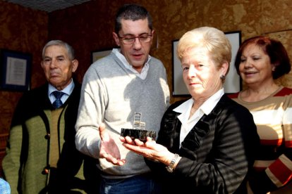 La voluntaria de varias oenegés recibió ayer el premio que concede cada año Radio Bierzo.