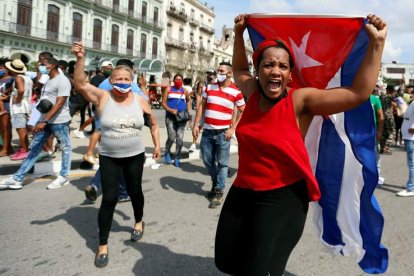 Un grupo de manifestantes en La Habana contra las políticas del Gobierno. ERNESTO MASTRASCUSA