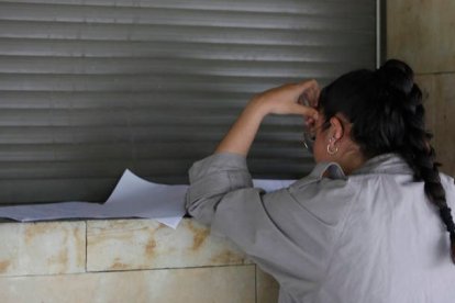 Una estudiante antes de un examen de la Ebau en el campus de Vegazana de la Univerisdad de León. FERNANDO OTERO