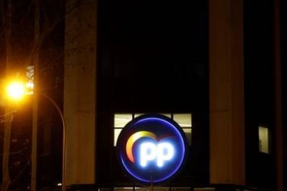 Sede del PP en Madrid, ayer por la noche. JAVIER MARTÍN