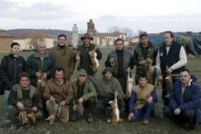 El alcalde posa con varios cazadores que participaron en una jornada de caza