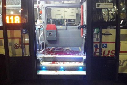 El bus de barrio 118 en el que tuvo lugar el ataque, con el suelo lleno de sangre.