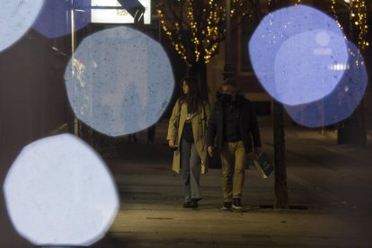 Luces de Navidad, atracciones de feria y pista de patinaje en la ciudad de León. F. Otero Perandones.