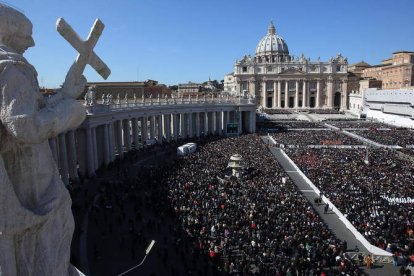 La Plaza de San Pedro, abarrotada para despedir al Papa.