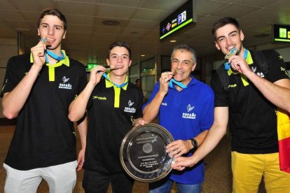 David Fernández, Jaime Fernández, Isidoro Martínez y Javier Teijón, con la medalla de oro nada más aterrizar en Barajas. RFEBM