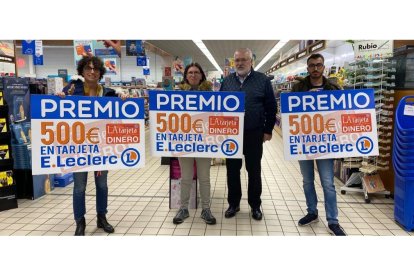 Manuel Rilo, con los ganadores de los vales. E. LECLERC