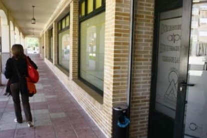 Una mujer pasa caminando junto al centro Tierras de La Bañeza.