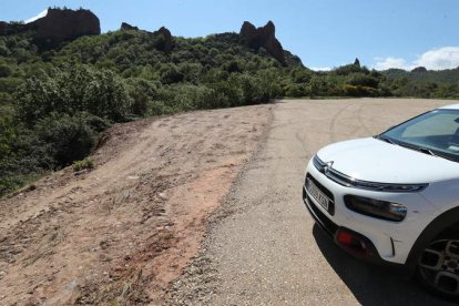 Las obras del nuevo aparcamiento de Las Médulas, con los picachos de arcilla al fondo, concluirá en una semana. L. DE LA MATA