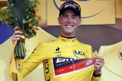 El australiano del BMC Rohan Dennis, con el 'maillot' amarillo de líder del Tour de Francia conquistado con su victoria en la contrarreloj de Utrecht.