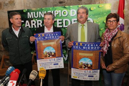 García, Valcarce, Macías y Alba en la presentación de la feria, ayer en Carracedelo.