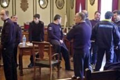 La plantilla de policías municipales de Andoáin inició ayer un encierro en el Ayuntamiento