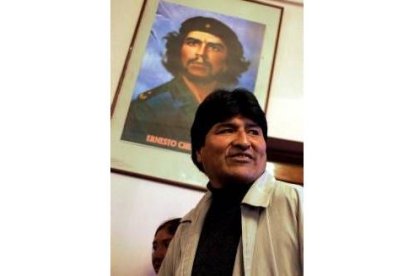 Evo Morales, con una imagen del Che Guevara a su espalda