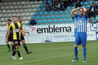 Iago Díaz lamenta las ocasiones falladas por la Deportiva, que impidieron un nuevo triunfo blanquiazul en el Toralín. ANA F. BARREDO