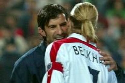 Luis Figo saluda a su compañero de equipo, David Beckham