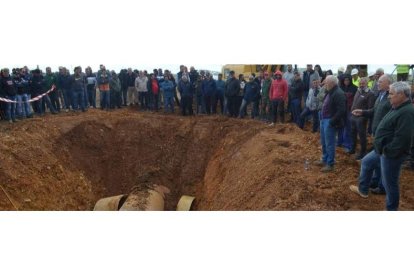 El pasado 12 de mayo cerca de 200 agricultores se concentraron junto a uno de los reventones en Pobladura de Pelayo García. MEDINA