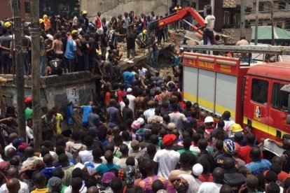 Tumulto frente al edificio de una escuela derrumbado en Nigeria.