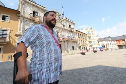 Nicusor Sali compareció en la plaza del Ayuntamiento. ANA F. BARREDO