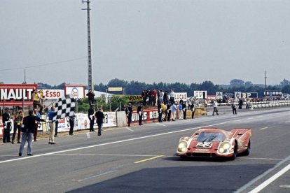 La historia ‘nos’ contempla: un ‘puñado’ de 2.400 CV conjuntos; el V12 del 917 llegó a alcanzar los 1.230 y 1.160 el ‘pequeño hibridado’ V4 Turbo de sólo 2.0 litros de cilindrada… toda una «predisposición genétic