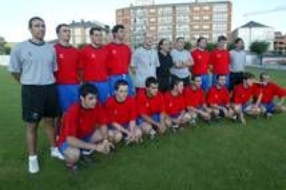 Los rojiblancos presentaron a quince jugadores, que posaron con el cuerpo técnico y el presidente