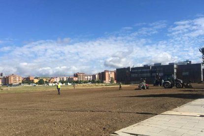 Primeros trabajos en el solar donde se construirá el edificio para el desarrollo de los dirigibles en el Campus de Vegazana. DL