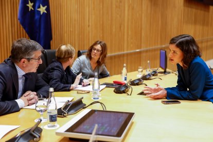 El portavoz del PSOE en el Congreso, Patxi López, conversa con la secretaria de Igualdad de la Ejecutiva Federal del PSOE y diputada nacional, Andrea Fernández, en el Congreso de los Diputados el pasado marzo. CHEMA MOYA / EFE