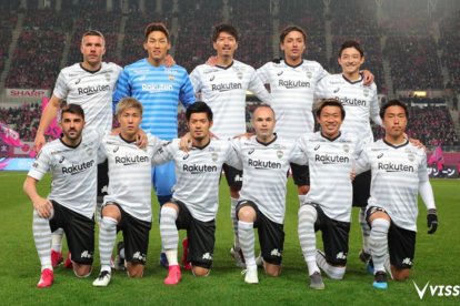 El Vissel Kobe posa antes del inicio del primer partido de Liga con Iniesta y Villa en el once titular.