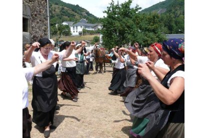 Mujeres tsanianiegas realizando el baile del país.