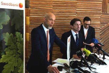 Lars Idermark (centro), expresidente de Swedbank, en una rueda de prensa en marzo