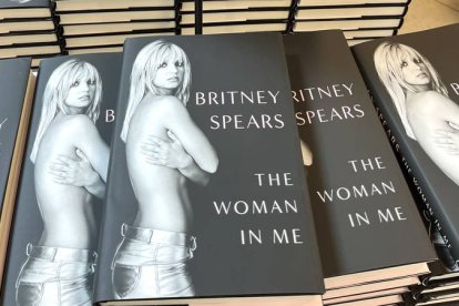 Fotografía de unos ejemplares de las memorias de Britney Spears, tituladas "The Woman In Me". GUILLERMO AZÁBAL