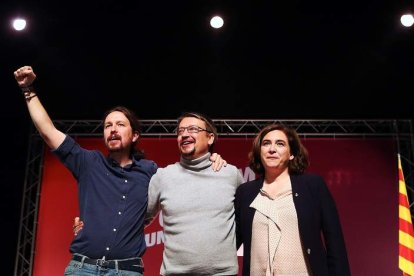 Iglesias, Xavier Domènech y Ada Colau, en el acto de ayer. ALEJANDRO GARCÍA