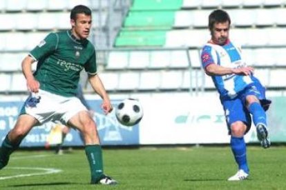 Jonathan Ruiz, golpeando el balón en la imagen, volvió ayer a los terrenos de juego tras cinco seman