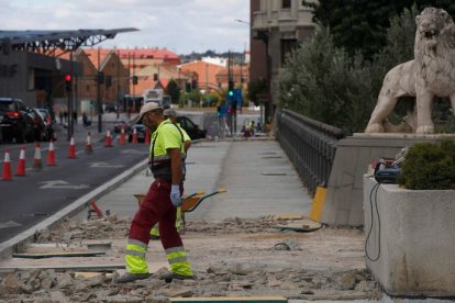 Obra de reforma del Puente de los Leones, donde se acomete en la actualidad una inversión de 267.000 euros, según consta en los informes de contratación municipal. FERNANDO OTERO