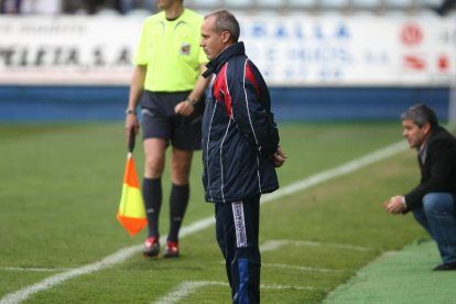 El técnico del Lucena, Rafael Carrillo, jugó en El Toralín con el Guadalajara en 2008.