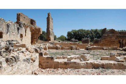 Imagen de las ruinas del monasterio de San Pedro de Eslonza, uno de los más grandes y monumentales que tuvo León. JESÚS F. SALVADORES