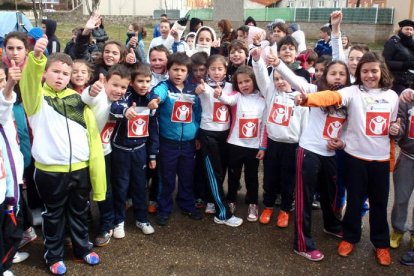 Un grupo de alumnos del colegio Teleno participante en la carrera solidaria.