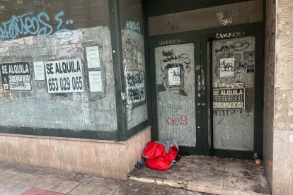 Un local sucio y abandonado de León. CS