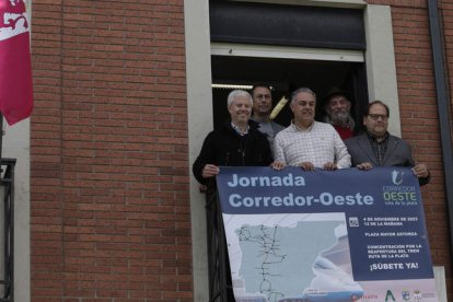 Pancarta del Corredor Oeste en la Cámara de Astorga. FERNANDO OTERO