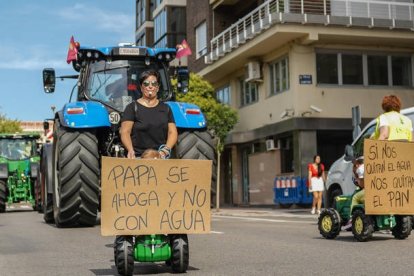 Más de 3.000 personas se manifestaron el lunes en León para protestar por el trasvase de agua a Portugal. MIGUEL F. B.