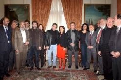 Carmen Calvo posa junto a los miembros de la Comisión del homenaje