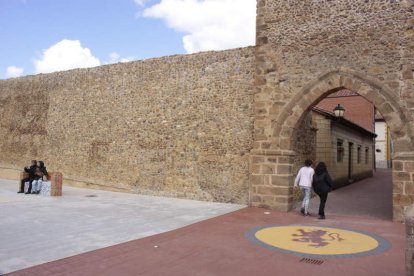 Tramo de muralla recuperado al derribar una vivienda. CAMPOS