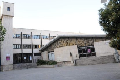 Imagen del exterior del Instituto Juan del Enzina en el centro de la capital.