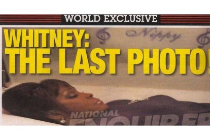 La portada de 'National Enquirer' con la fotografía de Whitney Houston en el ataúd.