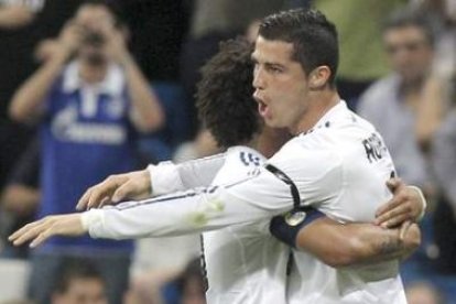 El portugués Cristiano Ronaldo celebra su primer gol junto a su compañero Marcelo.